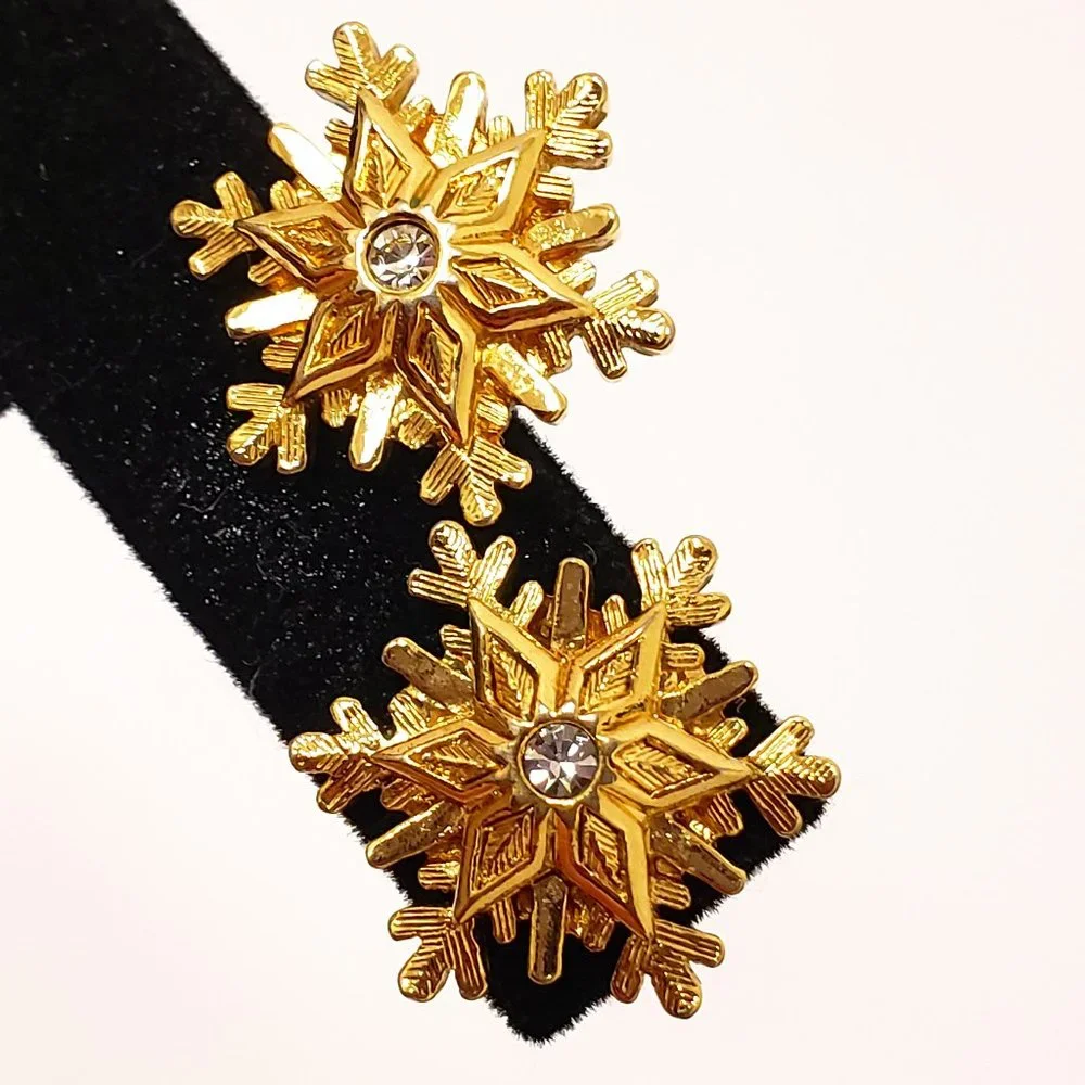 Vintage AVON 3D Gold Finish SNOWFLAKE Pierced Earrings with Rhinestone Accent